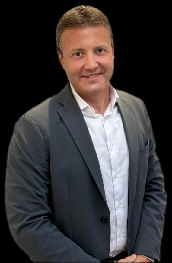 Dr. Glauber Branco, de terno, sorrindo